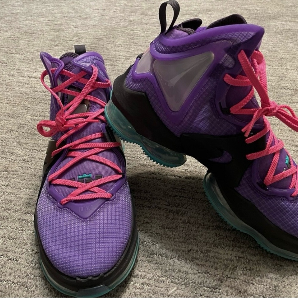 Men's Lebron XIX "DJ Bron" Wild Berry/Hyper Pink-Cave Purple Size 10